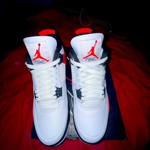 Air Jordan 4 Retro 'Red Cement' Size:
9.5 Condition: Good. Only tried on once